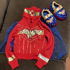 ♥️♥️Wonder Women Sweatshirt and Slippers Combo♥️